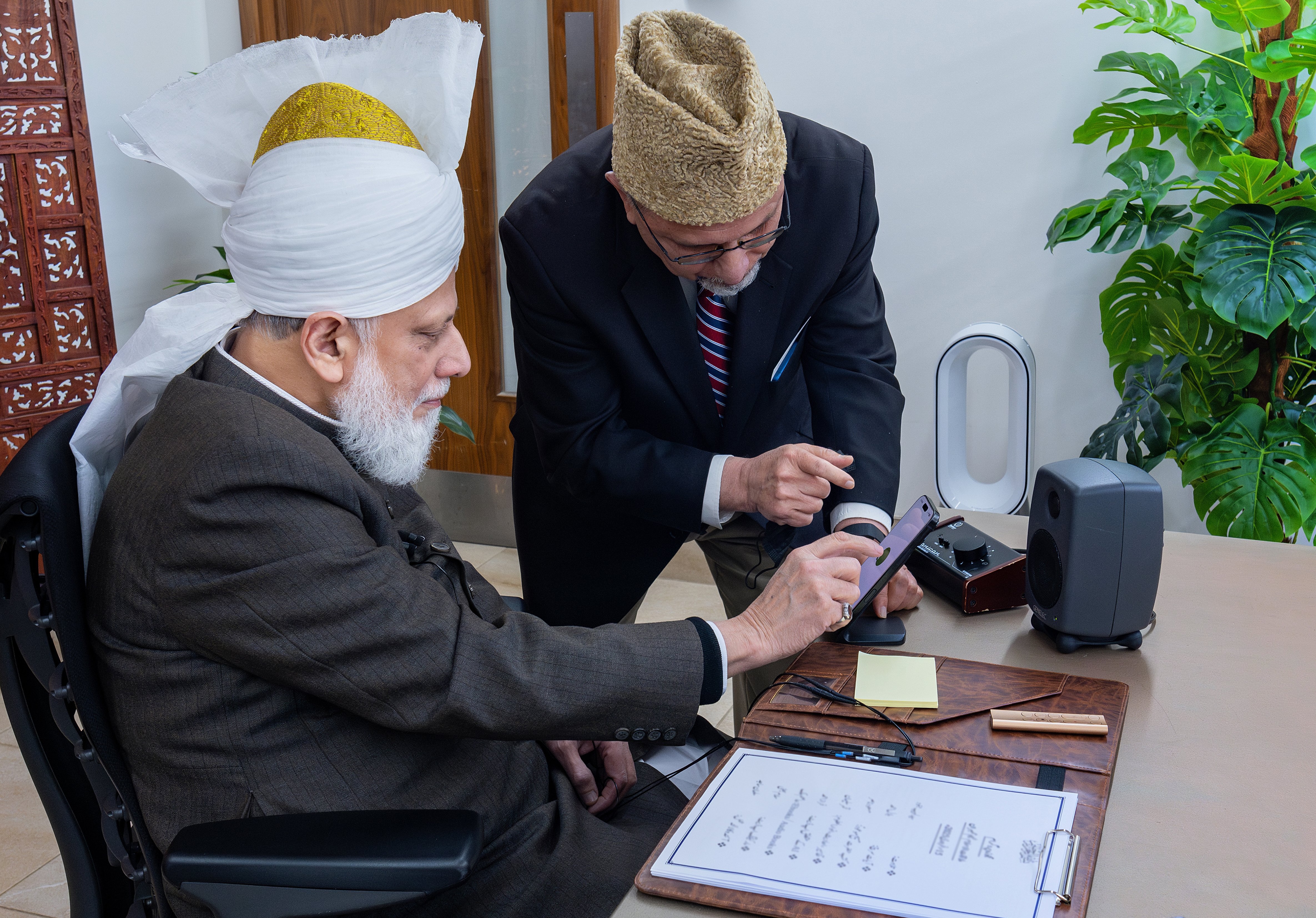 Dr Nasim Rehmatuallah - Naib Amir USA & Incharge Al Islam showing the new AI features on Alislam