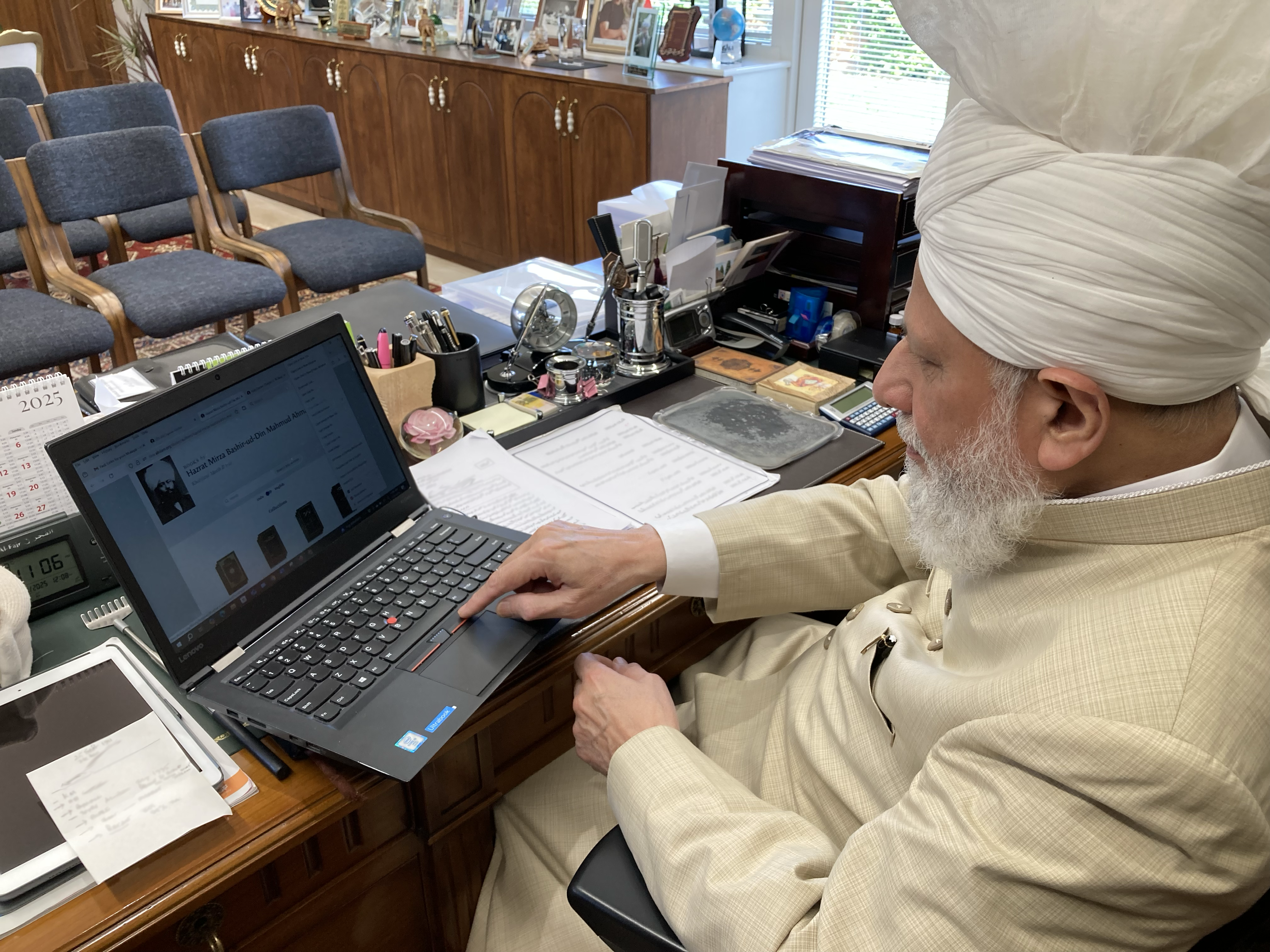 Huzur (aba) launching the Khutbat-e-Mahmood digital collection